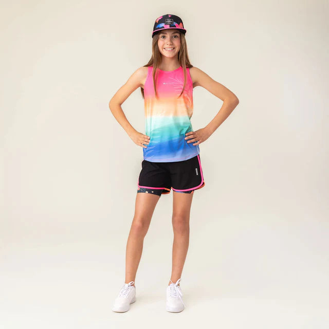 Casquette - Nanö noire avec motifs roses et bleus, portée par une fille enfant, vue de face.