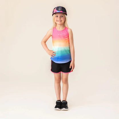 Casquette - Nanö noire avec motifs roses portée par enfant fille, vue de face, style casquette casual sport.