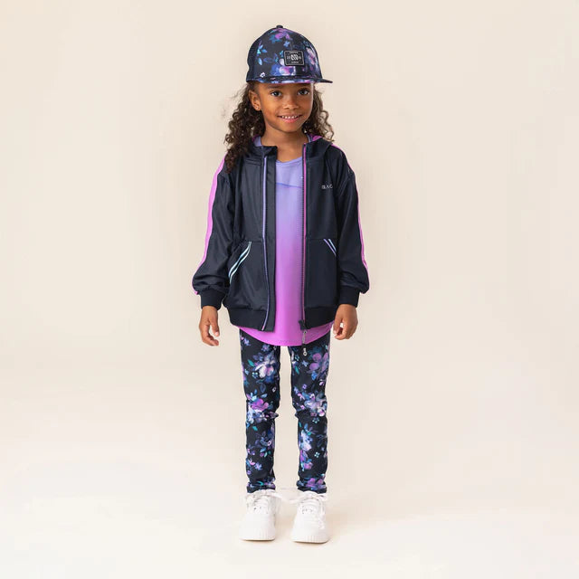 Casquette - Nanö bleu marine à motifs floraux violets et bleus, pour enfant, portée sur une fille vue de face.