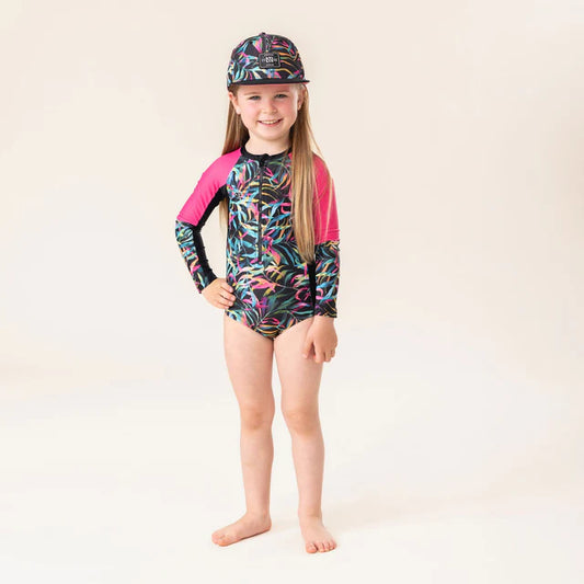 Maillot de bain - Nanö manches longues à motifs multicolores et rose, pour enfant fille, porté sur mannequin vue de face.