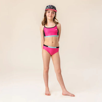 Casquette - Nanö noire et rose avec motifs colorés portée par une fillette, vue de face, matériau tissu lisse