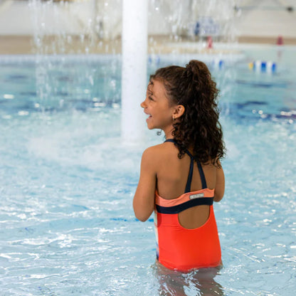 Maillot de bain - Nanö orange et bleu marine en une pièce, pour enfant fille, vue de dos, porté dans piscine