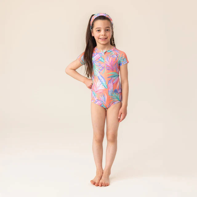 Maillot de bain - Nanö une pièce manches courtes rose à motifs feuillage multicolore, pour enfant fille, vue de face porté