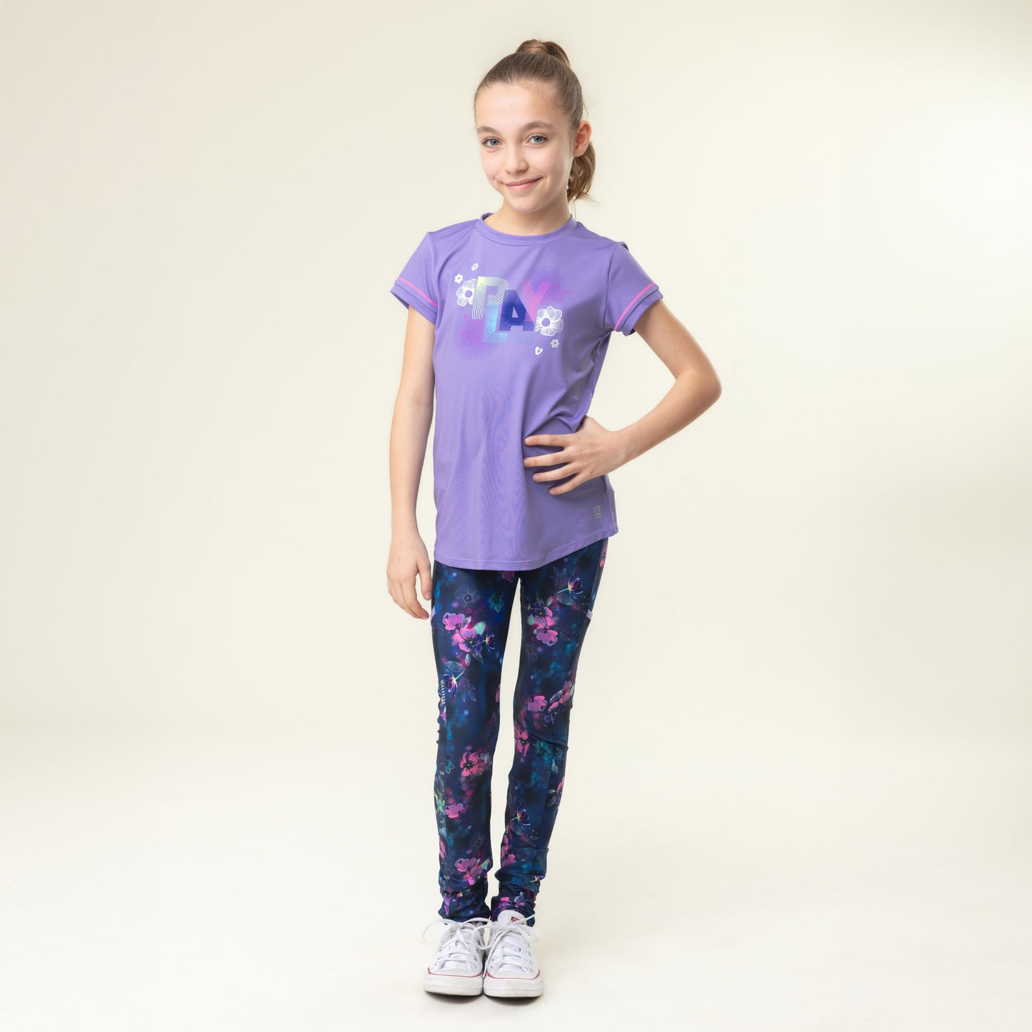 T-Shirt - Nanö violet imprimé avec manches courtes en jersey, pour fille, porté de face sur mannequin enfant.