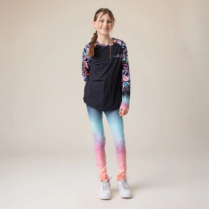 T-shirt Manches Longues Active-toi - Nanö noir avec manches fleuries roses et bleues, jersey, pour fille, porté de face sur mannequin