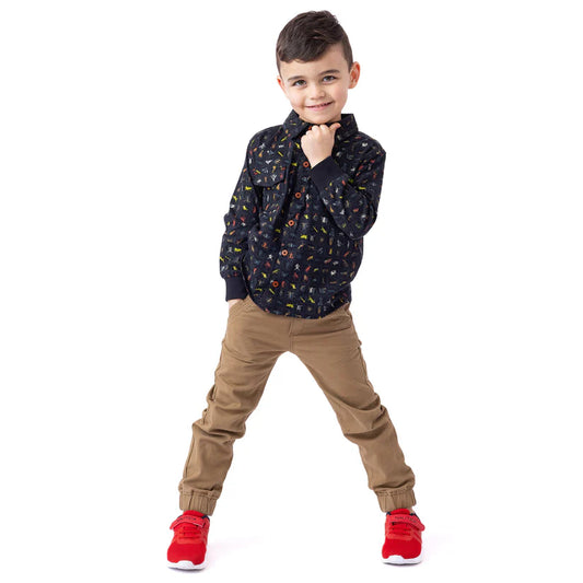 Chemise - Nanö en jersey noir à imprimés colorés, col chemisier, manches longues, pour garçon, vue de face porté sur mannequin.