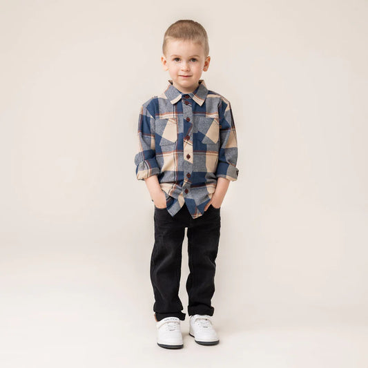 Chemise - Nanö en flanelle à carreaux bleu marine et beige, manches longues, garçon, porté de face vue entière.