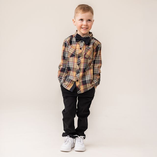 Chemise - Nanö en flanelle à carreaux beige, noir et rouge avec nœud papillon noir, garçon, vue de face porté sur mannequin.