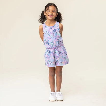 Combi-Short - Nanö en jersey à imprimé bleu et violet avec ceinture à cordon, pour fille, porté de face sur mannequin souriante