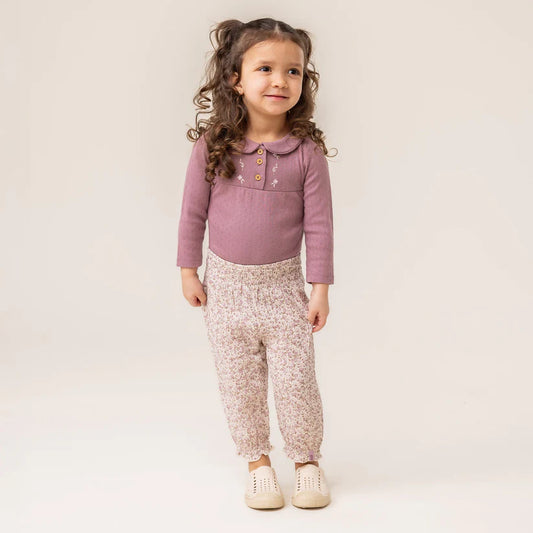 Ensemble - Nanö fille avec cache-couche rose en jersey col Claudine et pantalon fleuri beige, manches longues, vue de face porté