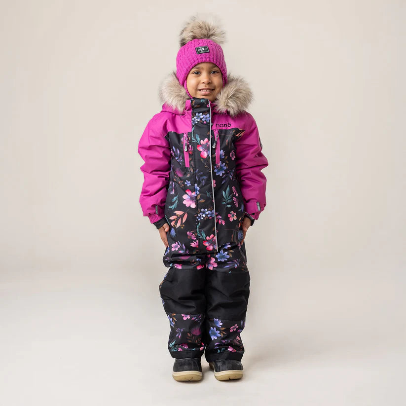 Habit de neige 1 pièce - Nanö rose et noir à motifs floraux, isolation fourrure, pour fille, vue de face porté sur mannequin.