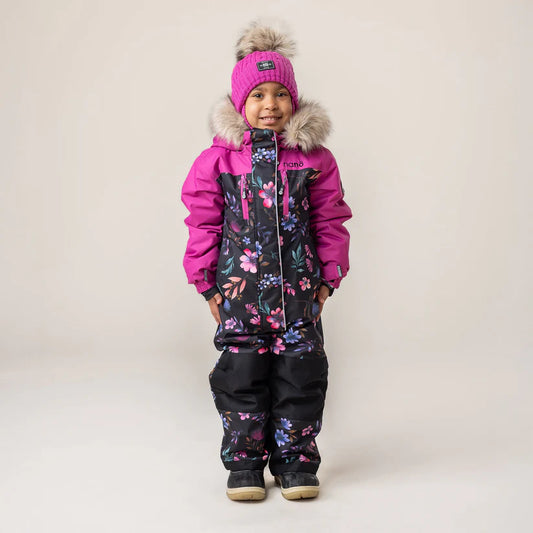 Habit de neige 1 pièce - Nanö rose et noir à motifs floraux, isolation fourrure, pour fille, vue de face porté sur mannequin.