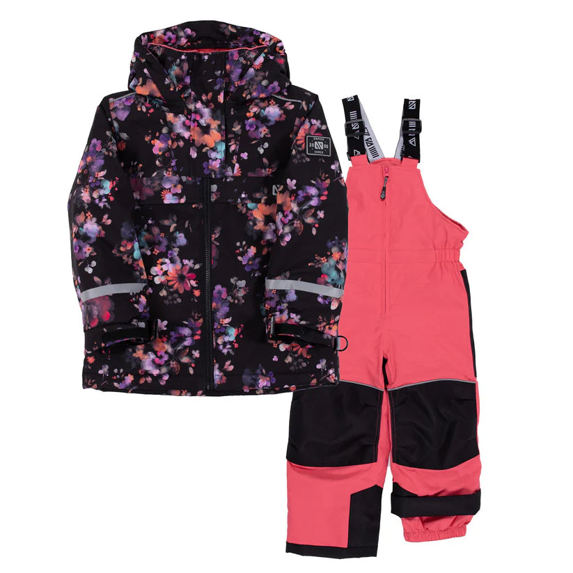 Habit de neige - Nanö ensemble fille veste noire à fleurs violettes et corail, pantalon corail avec renforts noirs, vue de face.