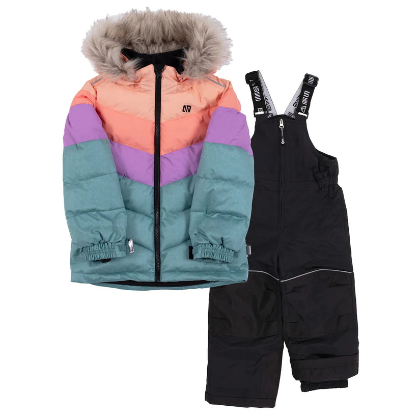 Habit de neige - Nanö avec veste multicolore corail, violet et vert d’eau, pantalon noir, style enfant fille, vue de face.