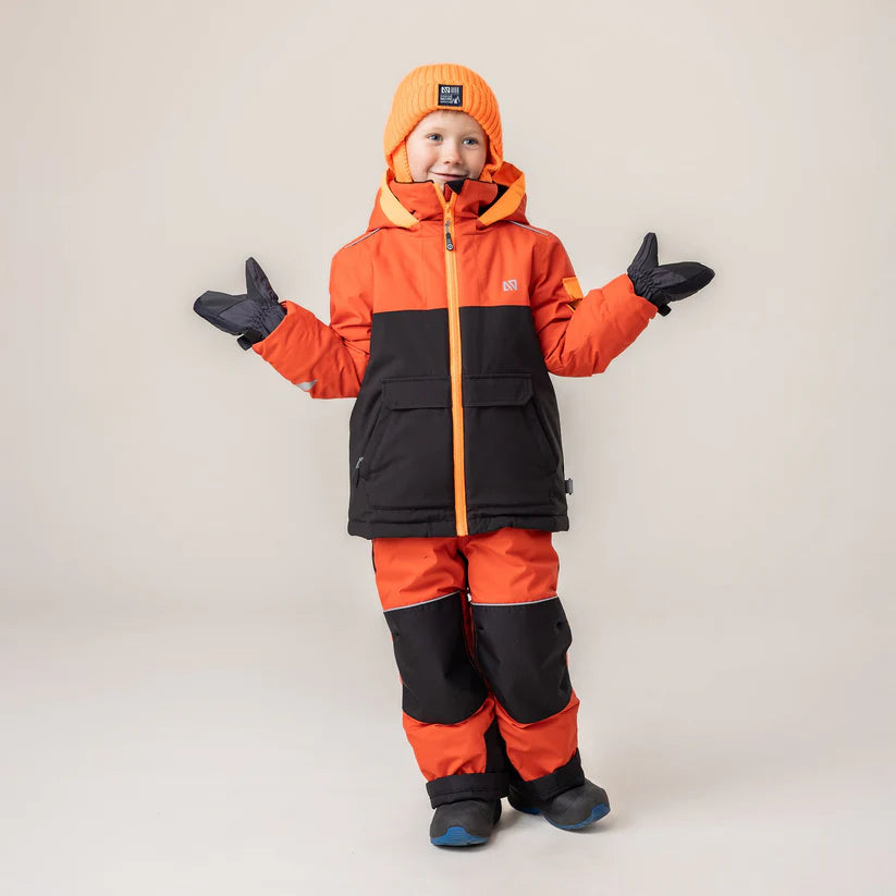 Habit de neige - Nanö orange et noir en tissu isolant, imperméable, pour enfant fille, porté avec bonnet, vue de face.
