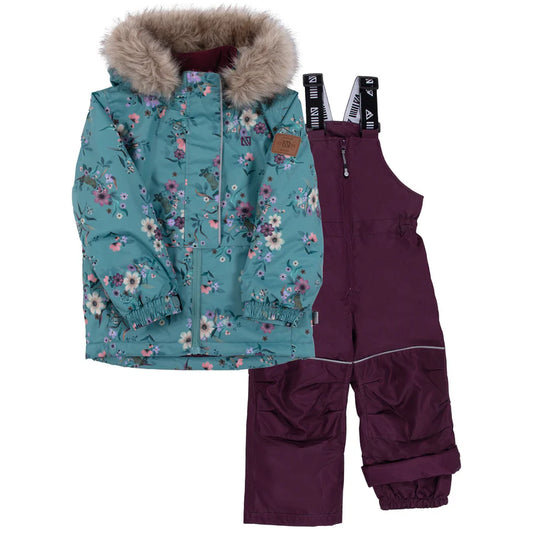 Habit de neige - Nanö pour fille, veste bleue à fleurs roses avec capuche fausse fourrure et salopette bordeaux vue de face.