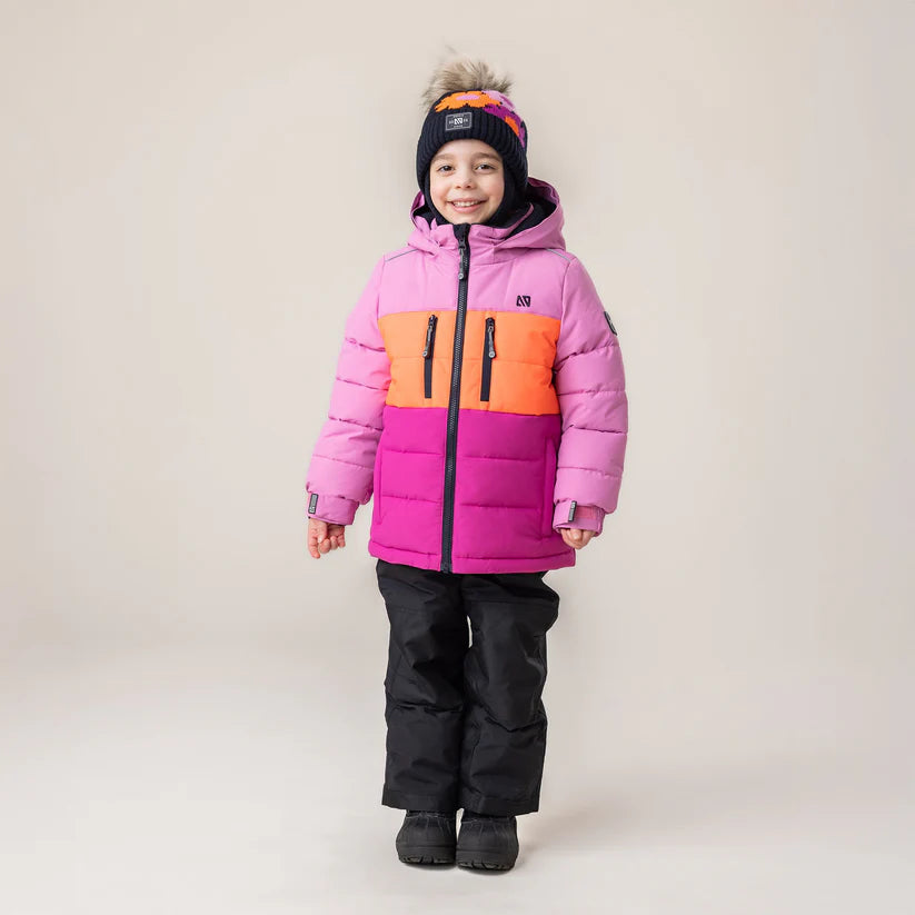 Habit de neige - Nanö rose, orange et fuchsia pour fille avec pantalon noir, veste matelassée, vue de face porté sur mannequin enfant.