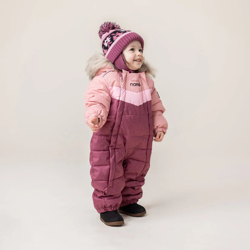 Habit de neige 1 pièce - Nanö rose et bordeaux avec capuche à fourrure, isolant thermique, pour enfant, vue de profil droit.