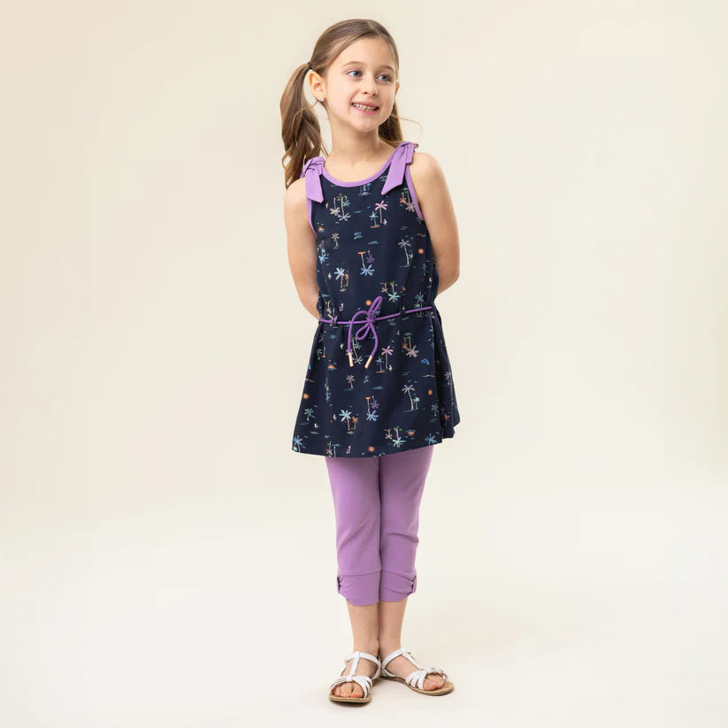 Legging 3/4 - Nanö violet en jersey avec boucle au bas, pour fille, porté avec robe bleue à motifs, vue de face.