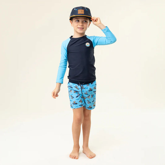 Maillot de bain - Nanö short imprimé bleu clair avec motifs marins, haut manches longues bleu et marine, garçon, vu porté de face.