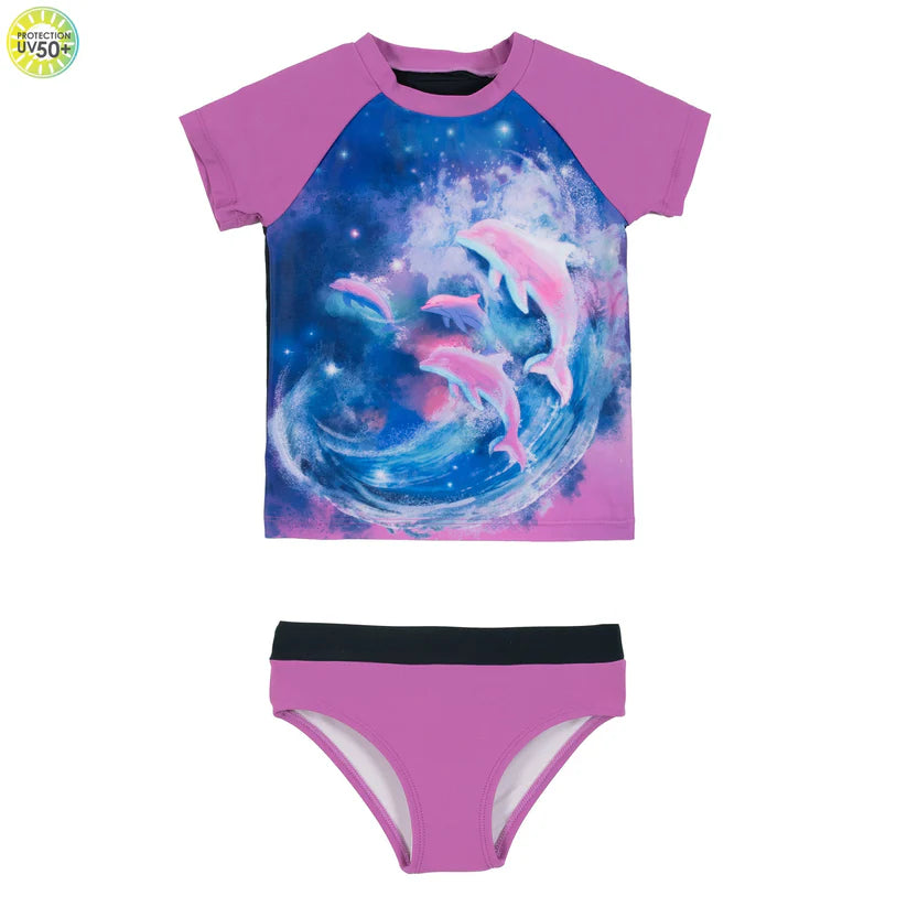Maillot de bain - Nanö violet et bleu avec dauphins imprimés, manches raglan courtes, pour fille, vue de face.
