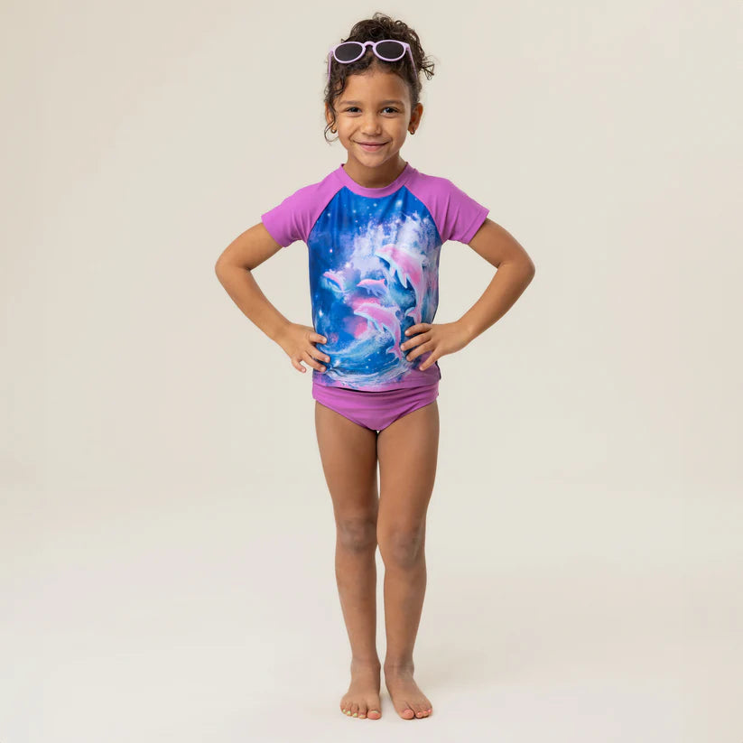Maillot de bain - Nanö violet à manches courtes raglan avec imprimé dauphins sur fond bleu, pour fille, vue de face.
