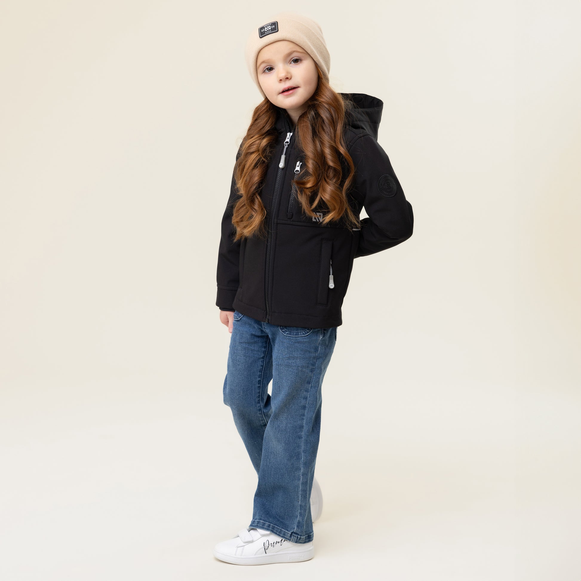 Manteau Mi-Saison - Nanö noir avec capuche, fermeture éclair, porté par garçon, vue de face trois-quarts debout