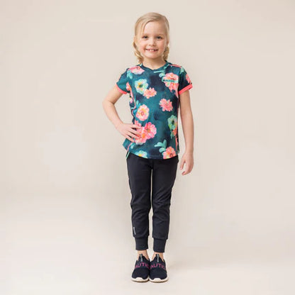 Pantalon Amuse-toi - Nanö jogging noir en tricot double pour fille avec ourlets élastiques, vue de face porté sur mannequin