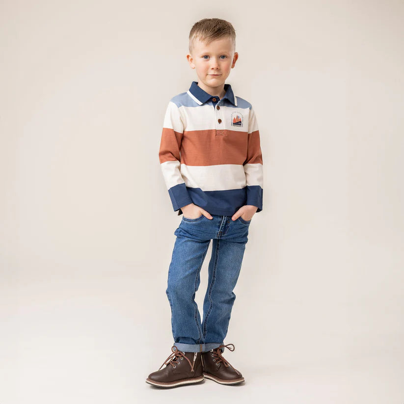 Jeans - Nanö en denim bleu classique, coupe droite, porté par garçon, vue de face sur fond clair.