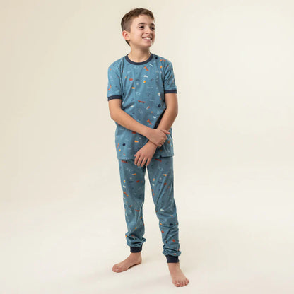 Pyjama - Nanö garçon bleu à manches courtes et pantalon avec motifs colorés, en jersey modal, porté debout vue de face