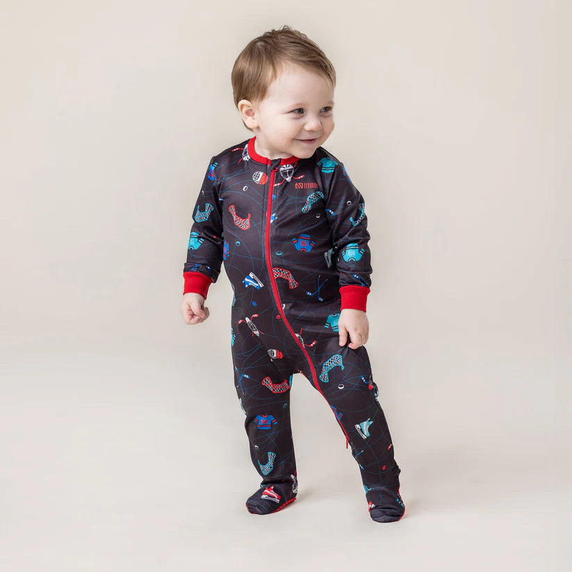 Pyjama - Nanö une-pièce imprimé noir et rouge avec motifs bleus, manches longues, pieds fermés, garçon, vu de face porté