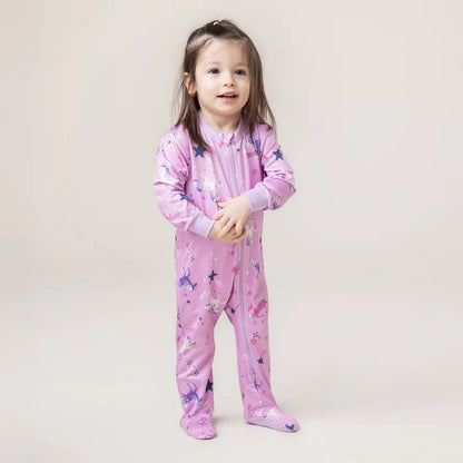 Pyjama - Nanö une-pièce rose imprimé licornes et étoiles, manches longues, pieds fermés, pour fille, vue de face porté.