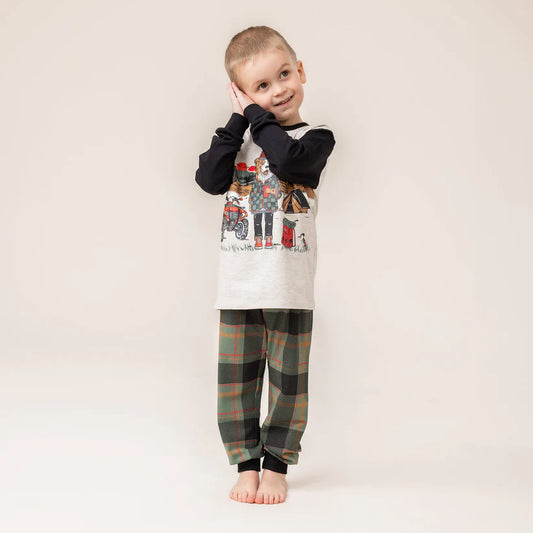 Pyjama - Nanö garçon composé d'un t-shirt gris à manches noires imprimé et pantalon à carreaux verts et noirs, vue de face.