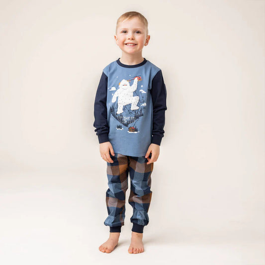 Pyjama - Nanö deux pièces garçon bleu marine manches longues et pantalon à carreaux marron bleu, vue de face porté sur mannequin