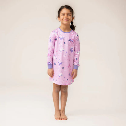 Robe de nuit - Nanö rose à motifs étoiles et licornes bleues, manches longues avec poignets côtelés, pour fille, vue de face.