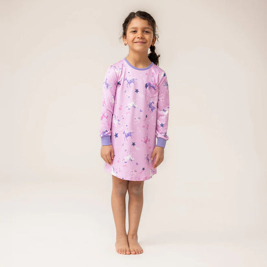 Robe de nuit - Nanö rose à motifs étoiles et licornes bleues, manches longues avec poignets côtelés, pour fille, vue de face.