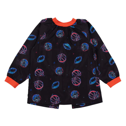 Tablier - Nanö noir à motifs ronds bleus et rouges, polyester, poignets et col côtelés rouges, enfant, vue de face.