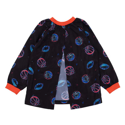 Tablier - Nanö en polyester noir à motifs sportifs bleus et rouges, encolure ronde et poignets côtelés, vue de dos.