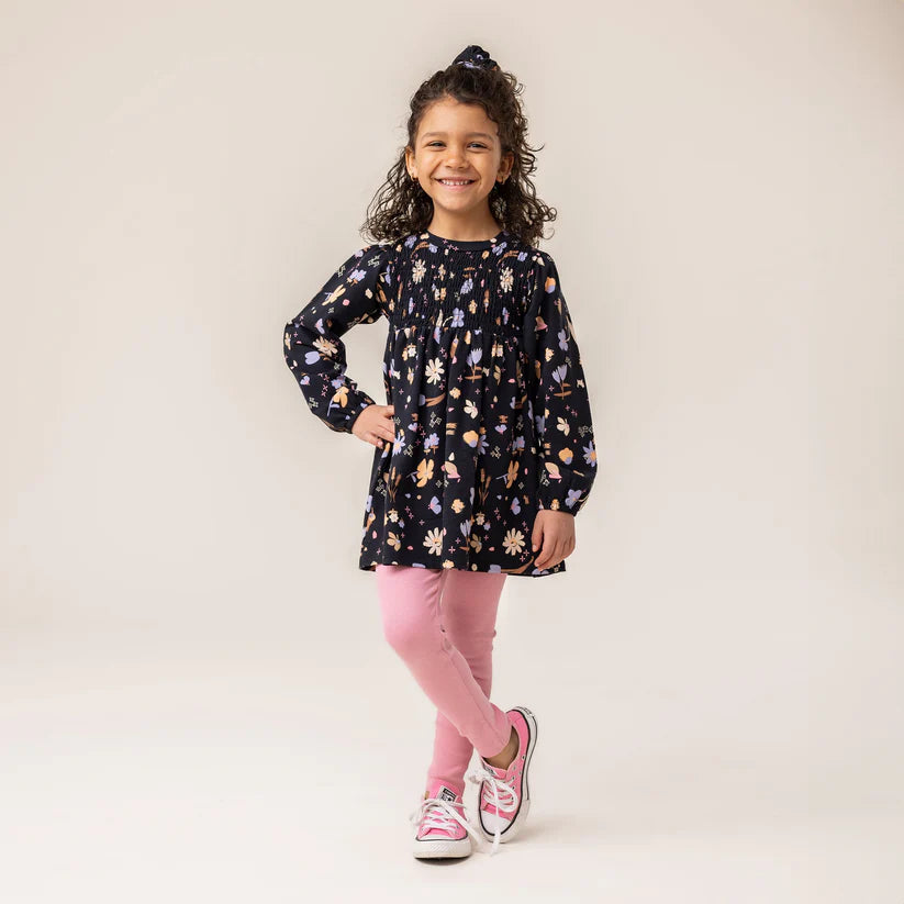 Tunique - Nanö noire imprimée fleurs roses et beiges, manches longues bouffantes, en coton, pour fille, vue de face porté