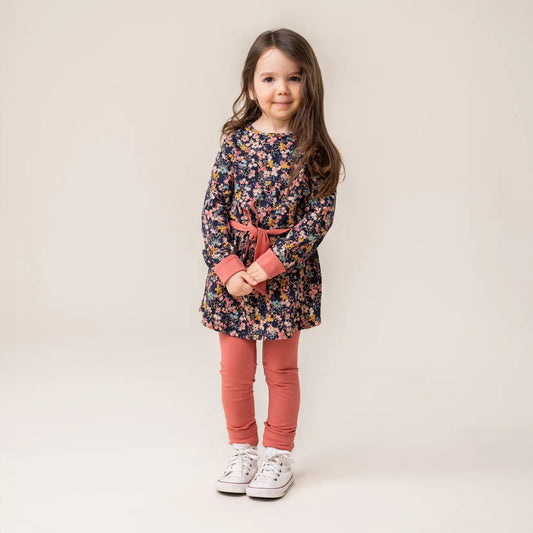 Tunique - Nanö en jersey imprimé floral bleu marine, ceinture et poignets corail, manches longues, pour fille, vue de face.