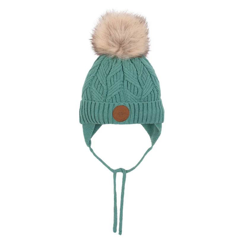 Tuque d'hiver - Nanö vert côtelé avec pompon beige et doublure micropolaire, pour bébé, vue de face avec cordons.