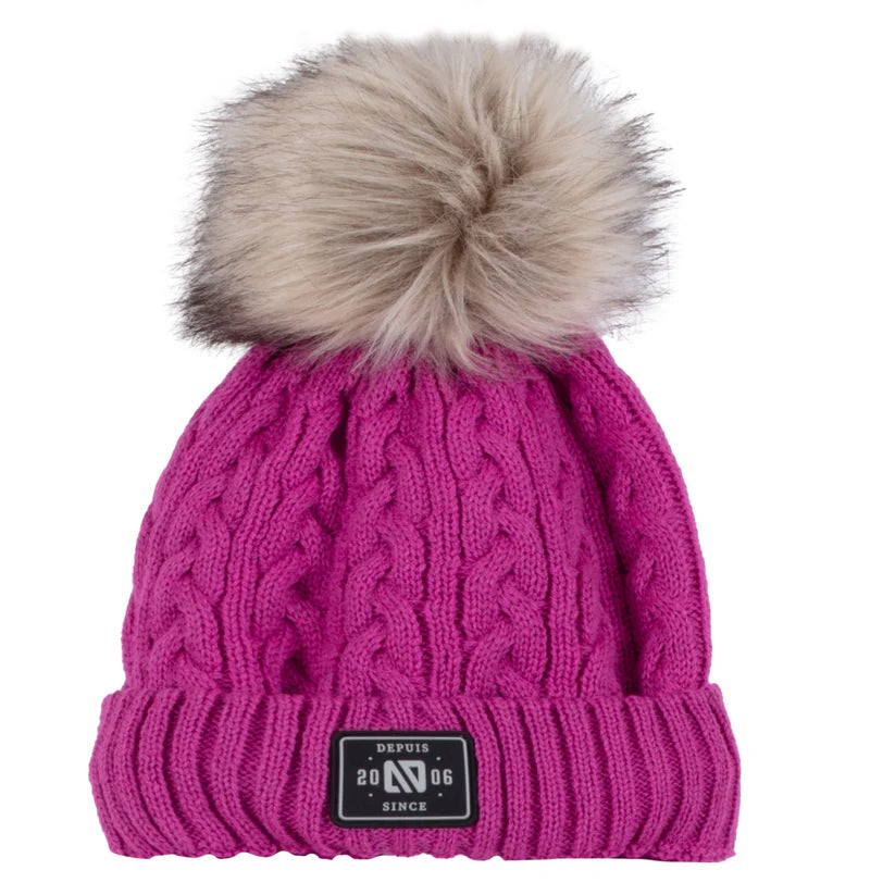Tuque d'hiver - Nanö fille rose vif en tricot torsadé avec pompon fausse fourrure, bord côtelé, vue de face.