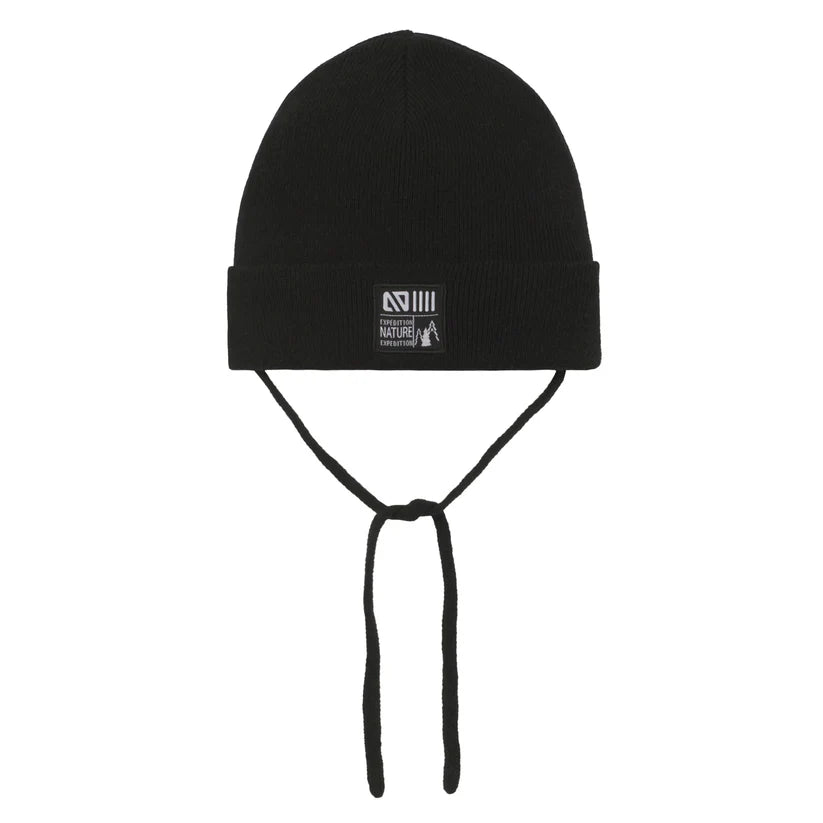 Tuque Mi-Saison - Nanö noire en coton avec lien sous menton, logo sur revers, style enfant, vue de face.