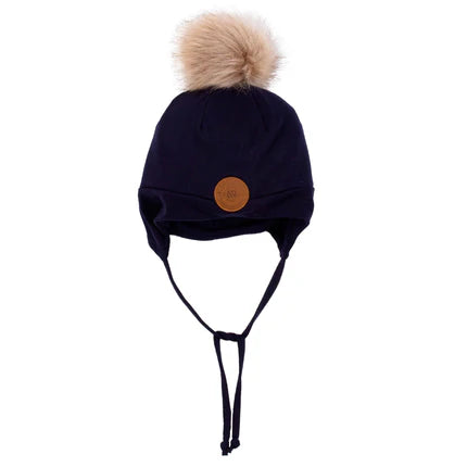 Tuque en jersey avec oreilles doublée en polar - Nanö bleu marine avec pompon beige et cordons, vue de face.