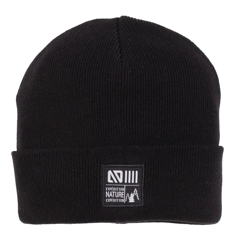 Tuque d'hiver - Nanö noire en tricot double épaisseur avec bord replié et écusson tissé, vue de face.