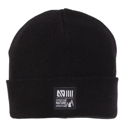 Tuque d'hiver - Nanö noire en tricot double épaisseur avec bord replié et écusson tissé, vue de face.