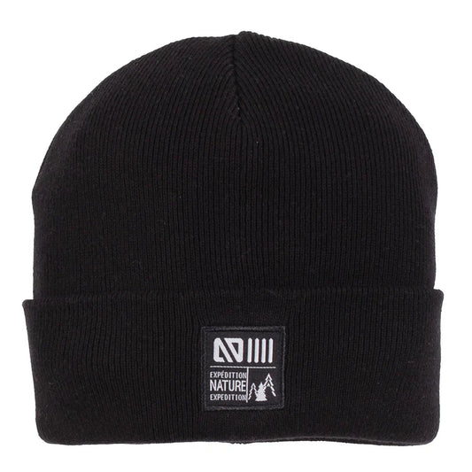 Tuque d'hiver - Nanö noire en tricot double épaisseur avec bord replié et écusson tissé, vue de face.