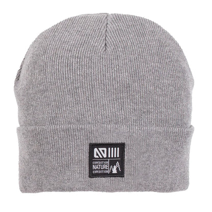 Tuque d'hiver - Nanö grise en tricot doux à double épaisseur avec bord replié et écusson tissé, vue de face.