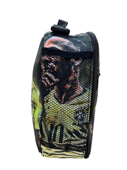 Boite à lunch - Neymar avec filet noir, motifs joueur en jaune et vert, pour enfant, vue de côté.