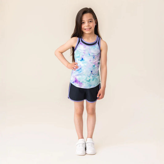 Camisole - Nanö en jersey imprimé bleu et violet, style dos nageur, portée par enfant fille, vue de face.